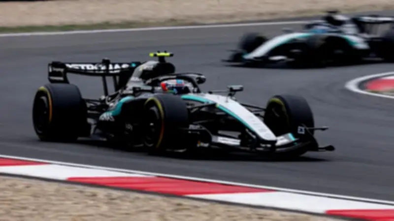 Kimi Antonelli hace historia con su primer triunfo en F1 en el GP de China; Checo Pérez 15°