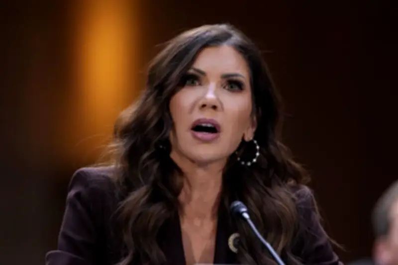 Kristi Noem enfrenta polémica por fotos de su esposo en redes sociales