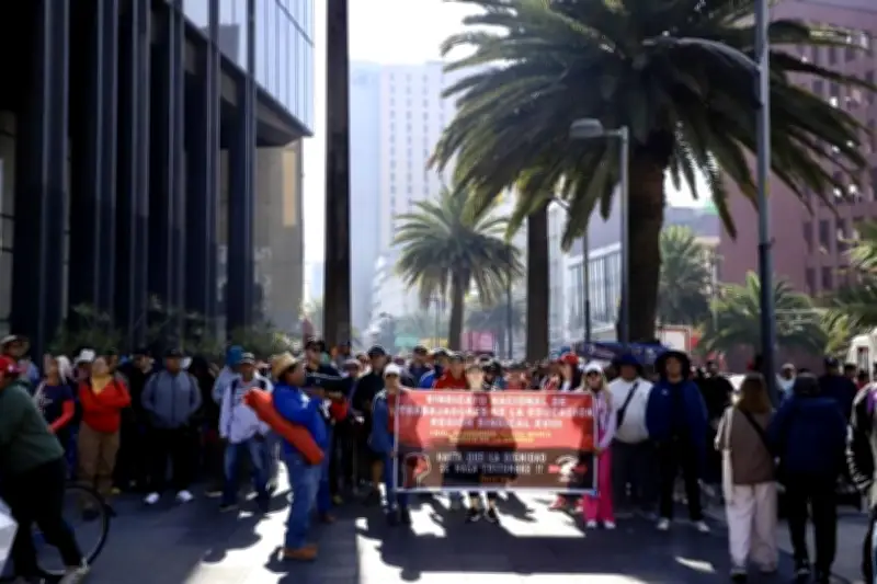 La CNTE Bloquea Paseo de la Reforma en Protesta por Demandas Educativas