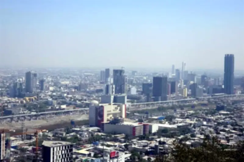 La contaminación atmosférica se adhiere al cielo de la Ciudad de México, afectando la calidad del aire