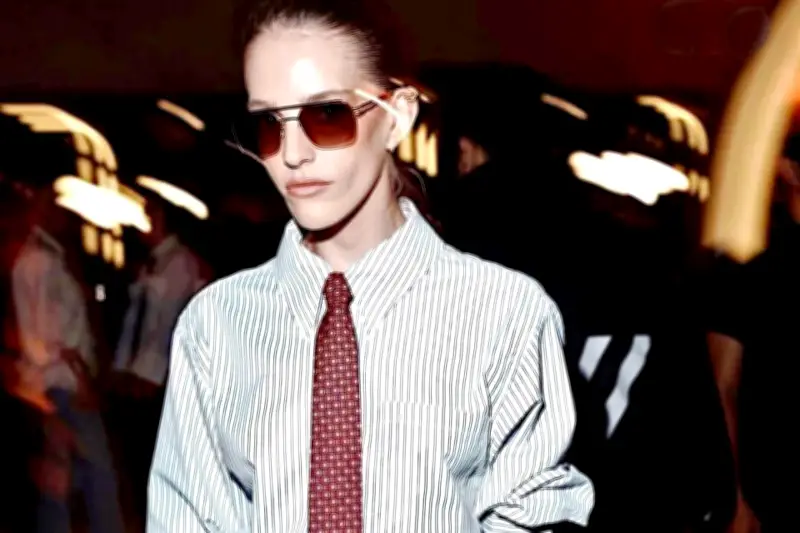 La Corbata Femenina: Un Accesorio de Poder que Rompe Barreras en el Mundo Laboral