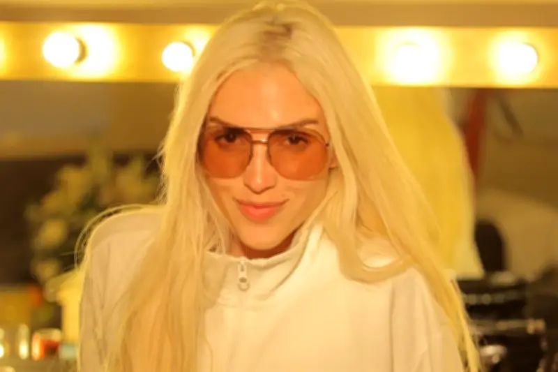 La fe como brújula: Elena Rose forja su camino en la música con convicción espiritual