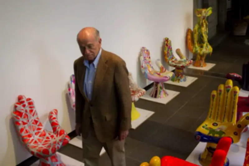 La Mano Silla de Pedro Friedeberg: Un Símbolo del Arte Surrealista Mexicano