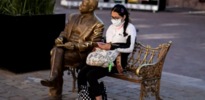 La nueva ansiedad digital: el miedo a que vean tu pantalla en público