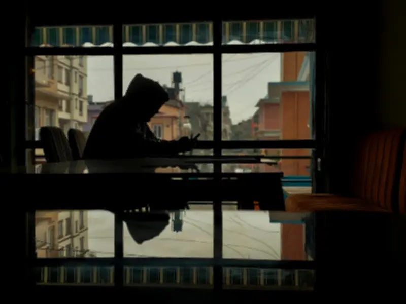 La Paradoja de la Generación Conectada: Hiperconectados Digitalmente, Aislados Emocionalmente