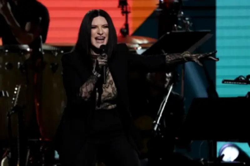 Laura Pausini inicia gira mundial con lleno total en España