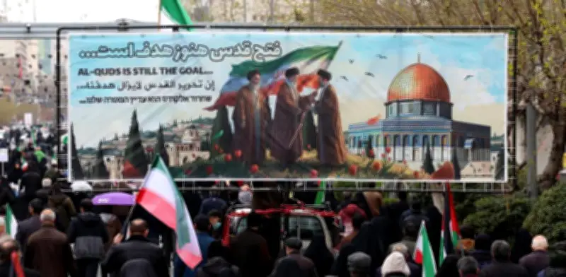 Líderes iraníes marchan en Teherán pese a intensos bombardeos de EE.UU. e Israel