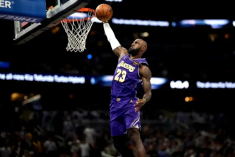 LeBron James rompe récord histórico de más partidos jugados en la NBA