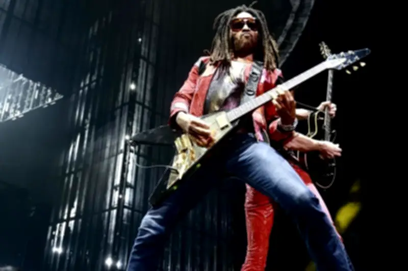 Lenny Kravitz firma show épico en México pese a fallas técnicas en el escenario