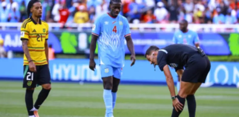 Lesión del árbitro Facundo Tello interrumpe crucial partido Congo vs Jamaica