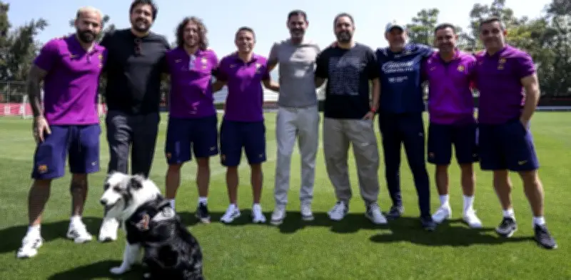 Leyendas del Barcelona visitan instalaciones de Chivas con Hierro como anfitrión