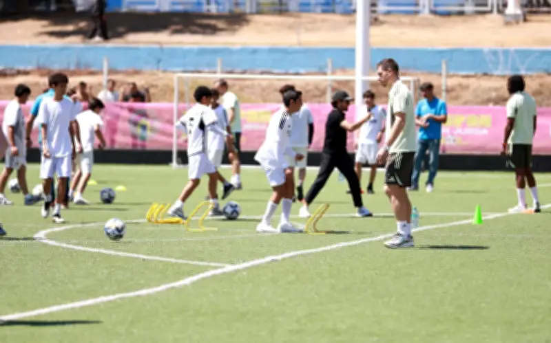 Leyendas del Real Madrid entrenan a 100 jóvenes en clínica deportiva de Zapopan