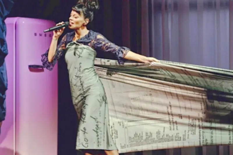 Lily Allen deslumbra con un vestido que simboliza la infidelidad en su nueva gira