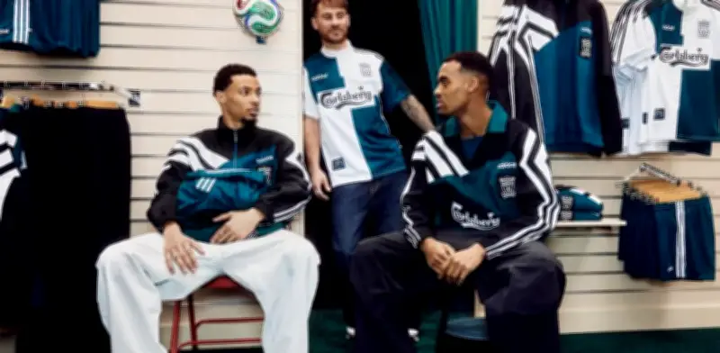 Liverpool FC revive la nostalgia con camiseta retro de la temporada 1995/96