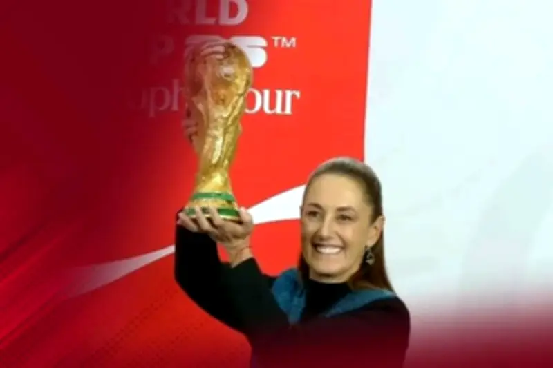 Llevan la Copa del Mundo de la FIFA a la 'Mañanera' del Presidente López Obrador