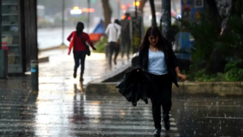 Lluvias intensas y descenso térmico marcan el inicio de la semana en México