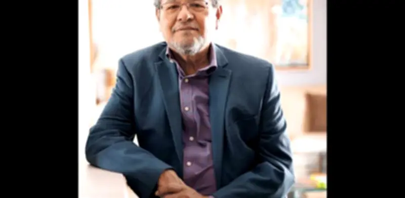 Élmer Mendoza: 'La guerra bombardea nuestros sueños' en su nueva novela política