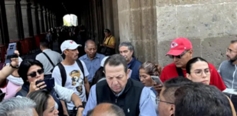 Locatarios de mercados públicos protestan en CDMX por incumplimiento de acuerdos