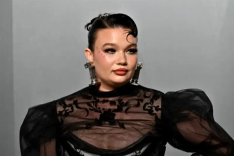 Lola Young se recupera de adicción tras crisis en vivo que conmocionó a sus seguidores