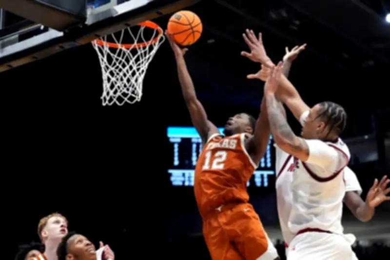 Longhorns de Texas Avanzan en el Torneo NCAA con Victoria Sólida sobre los Aggies