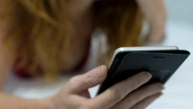 Los iberataques más comunes contra mujeres: sextorsión, estafas románticas y deepfakes