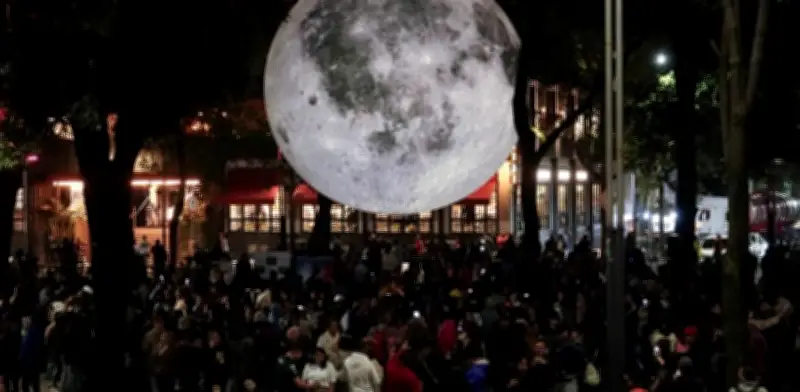 Luna en Reforma: La obra de Luke Jerram que ilumina la CDMX con arte y ciencia