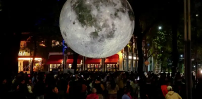 Luna Gigante de 7 Metros Ilumina Paseo de la Reforma en el Festival FILUX