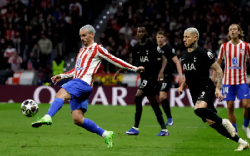 Álvarez y Olise brillan con dobletes en goleadas históricas de Champions League