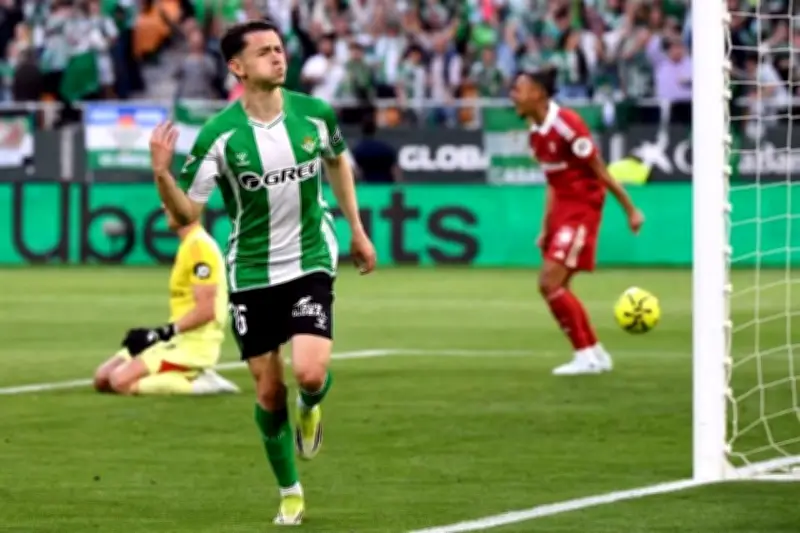 Álvaro Fidalgo anota su primer gol con el Betis en el derbi sevillano