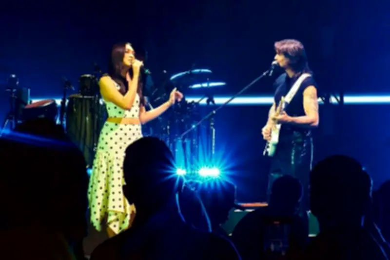 Mía Salinas, la joven promesa mexicana, comparte escenario con Juanes en emotivo concierto