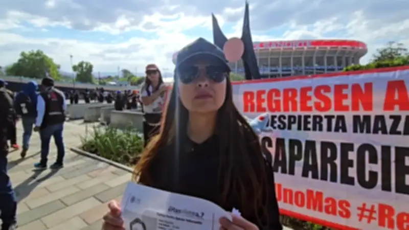 Madre de joven desaparecido en Mazatlán protesta afuera del Estadio Azteca