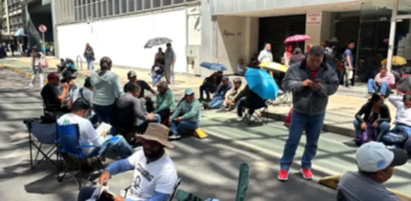 Maestros de la CNTE bloquean AFORES en Reforma en protesta por reforma educativa