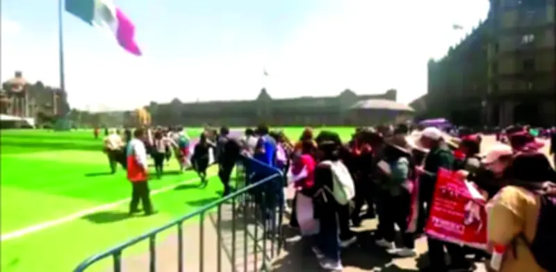 Maestros de la CNTE interrumpen montaje de cancha en el Zócalo capitalino