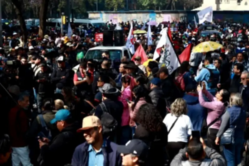 Maestros de la CNTE Marchan del Ángel al Zócalo en Protesta por Reforma Educativa
