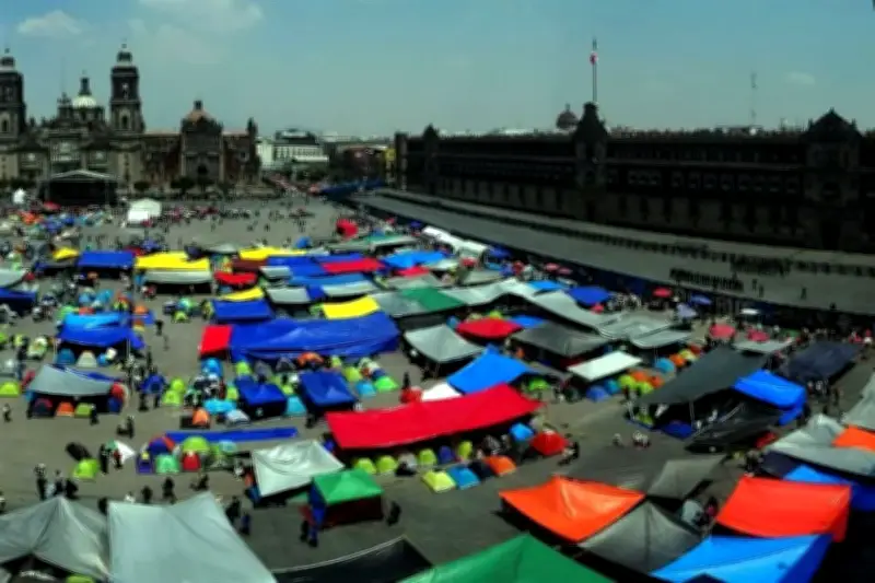 Maestros se Instalan en Zócalo y Confrontan a Policías en Protesta por Reforma Educativa