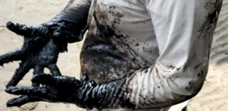 Mancha de hidrocarburo llega a Alvarado, Veracruz; pescadores alertan daño ecológico irreversible