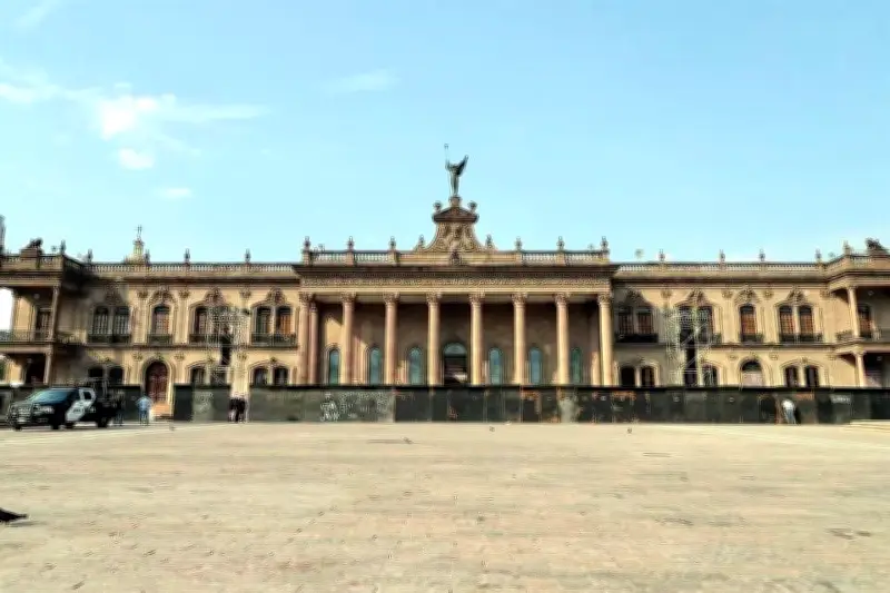 Manifestantes cercan el Congreso y Palacio de Gobierno en protesta masiva