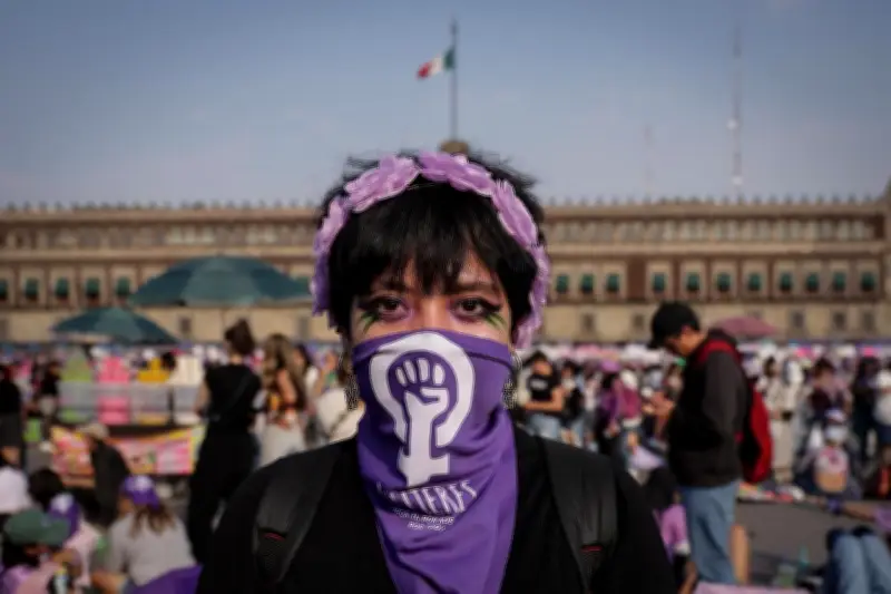 Marcha del 8M en CDMX: 120 mil mujeres protestan contra violencia y cuestionan prioridades del Mundial