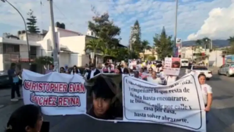 Marchan en Chilpancingo para exigir búsqueda de adolescente desaparecido