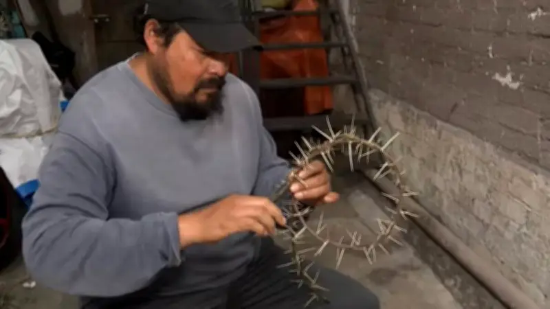 Marco Reyes, el artesano que teje con fe la corona de espinas de Iztapalapa