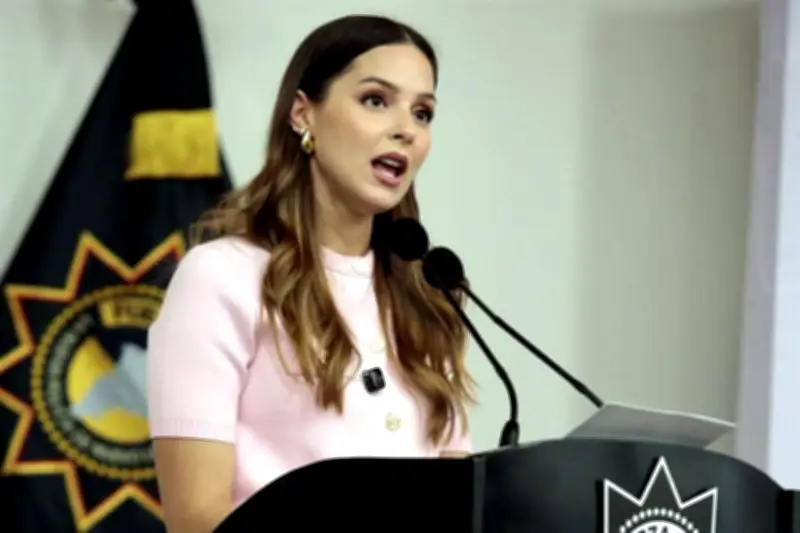 Mariana Rodríguez Arrecia su Promoción con Mensaje de Fuerza Civil en Nuevo León