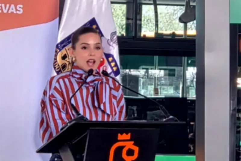 Mariana Rodríguez lanza mensaje electoral en evento oficial, generando polémica