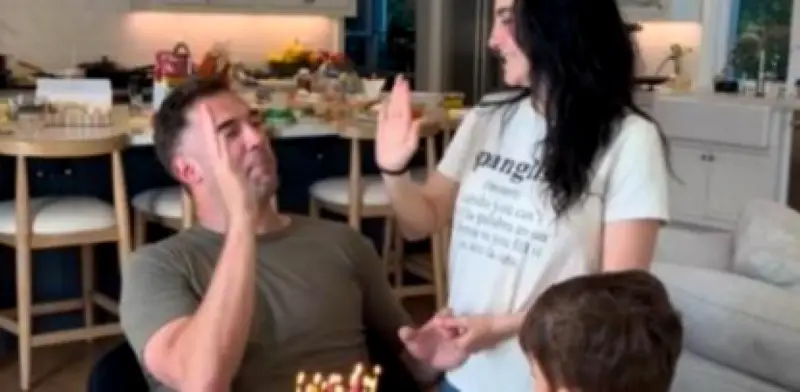 Martha Higareda celebra el cumpleaños de Lewis Howes con sus gemelas en íntima reunión familiar