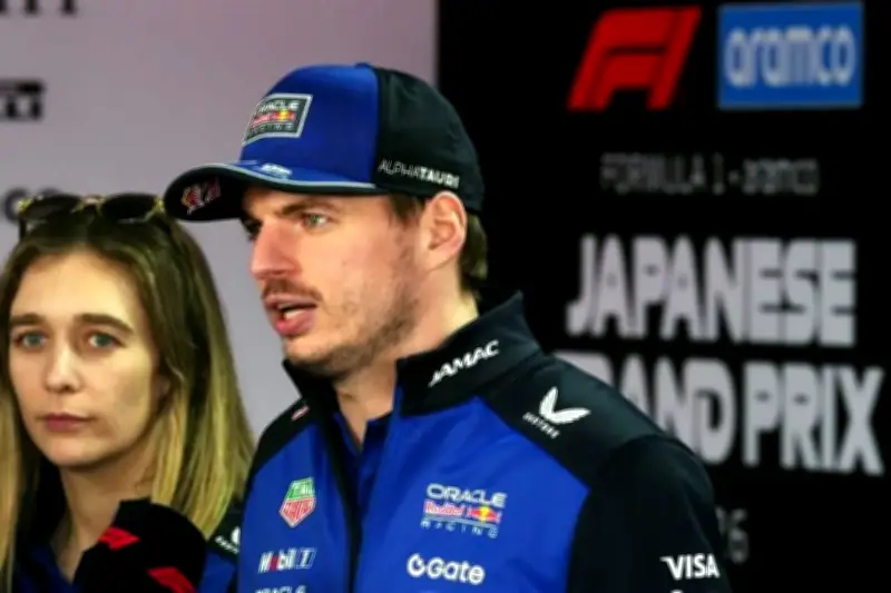 Max Verstappen veta a periodista mexicano en rueda de prensa del GP de Japón
