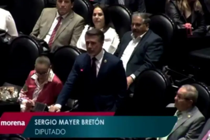 Mayer regresa a San Lázaro y pide disculpa pública a quienes ofendió