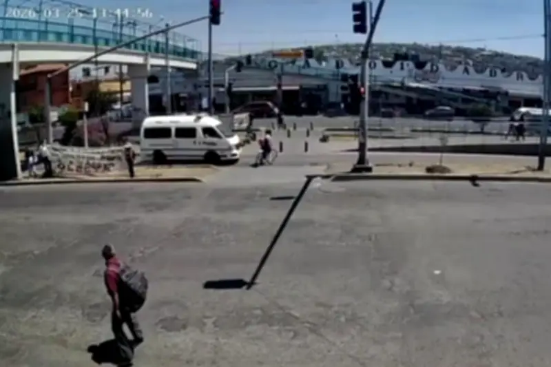 Menor en bicicleta es embestido por ambulancia del DIF Chimalhuacán en accidente vial