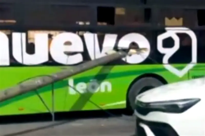 Menor resulta lesionado tras impactar poste perforado por camión en accidente vial