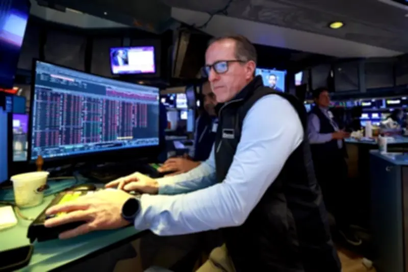 Mercados de EU caen más del 1% tras ataques en Irán y temores de escalada