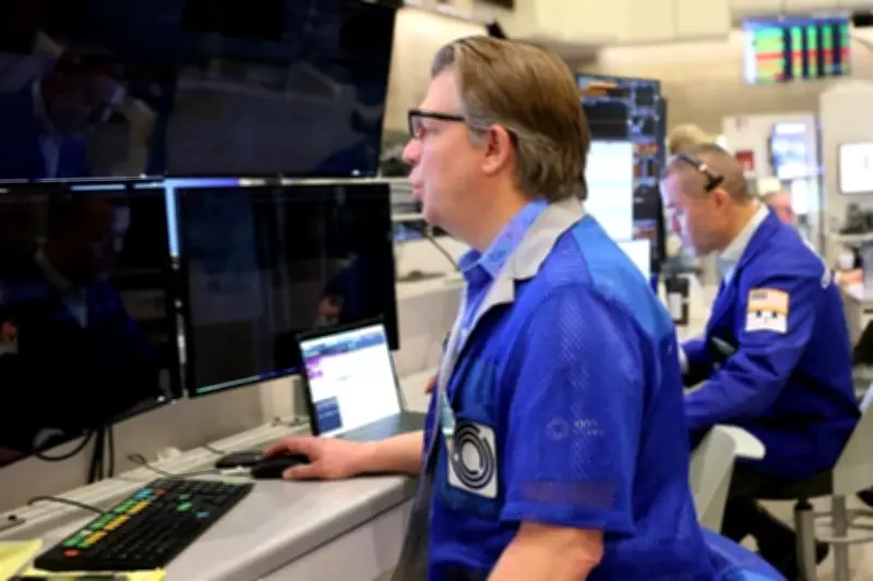 Mercados de EU Cierran la Semana en Rojo Tras Caída Generalizada