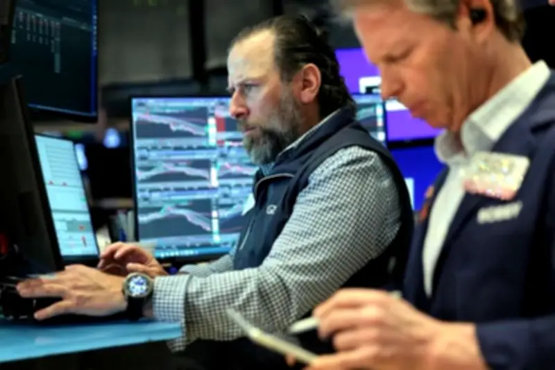 Mercados de EU inician sesión con avances moderados tras datos económicos